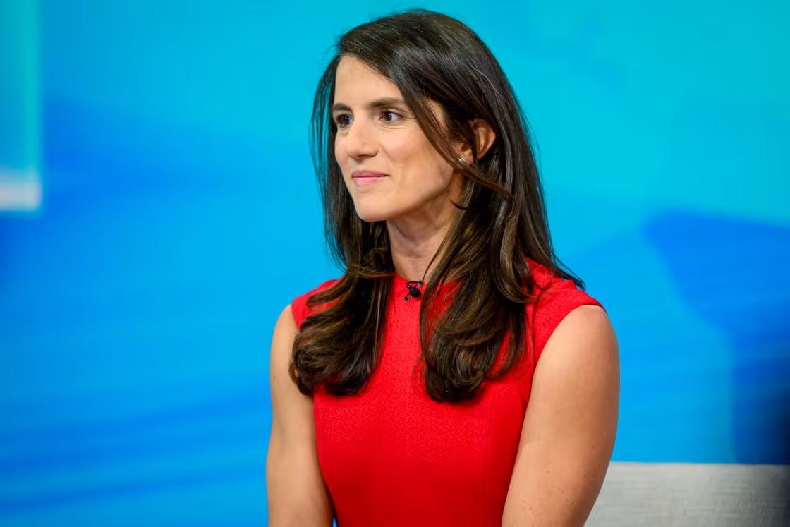 Внучка 35 го президента США Джона Кеннеди журналистка Татьяна Шлоссберг скончалась в возрасте 35 лет от лейкемии сообщила ее семья В ноябре Шлоссберг в своей статье в New Yorker сообщила что у нее была диагностирована острая форма миелоидной лейкемии с редкой мутацией под названием Inversion 3 в терминальной стадии Татьяна была дочерью Кэролайн Кэннеди в администрации Байдена занимавшей пост посла США в Австралии и писателя и дизайнера Эдвина Шлоссберга У нее остались двое детей и муж Джордж Моран