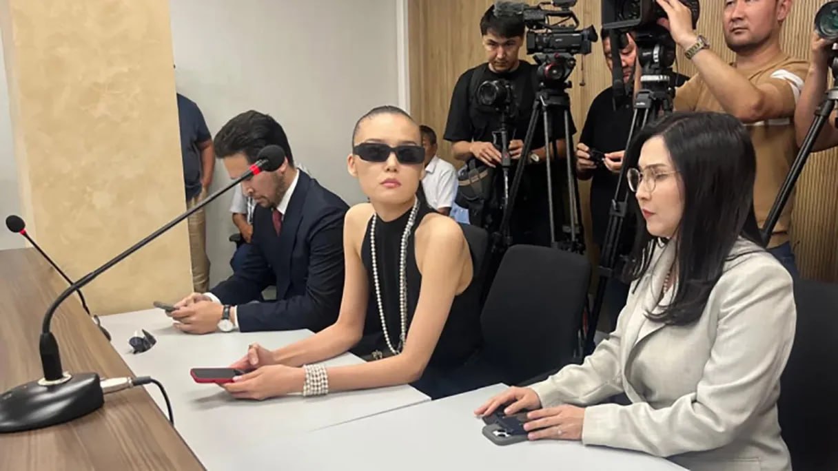 Суд в Казахстане приговорил бывшего советника посольства страны в ОАЭ Сакена Мамаша к шести годам лишения свободы по делу об истязании его бывшей супруги. Весной прошлого года Карина Мамаш публично рассказала о том, что в течение многих лет подвергалась насилию со стороны мужа. : Tengrinews