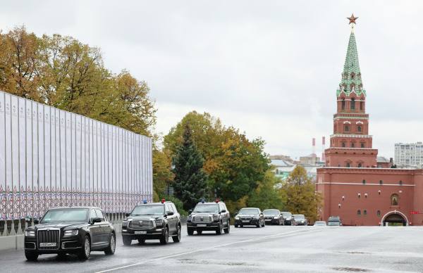 В Кремле рассказали о графике Владимира Путина 4 ноября В День народного единства президент возложит цветы к памятнику Кузьме Минину и Дмитрию Пожарскому Кроме того глава государства вместе с представителями религиозных конфессий общественных и молодёжных организаций примет участие в мероприятии на Красной площади Также Владимир Путин во вторник посетит выставку форум Православная Русь к Дню народного единства в ЦВЗ Манеж Подписаться на Говорит Москва Telegram VK MAX