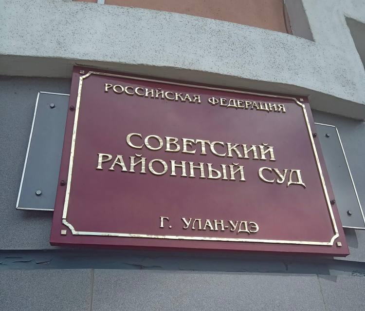 Пьяная жительница Улан-Удэ выгнала пятилетнего сына на картофельное поле. Его отец погиб в боевых действиях Советский районный суд Улан-Удэ лишил родительских прав местную жительницу. В состоянии алкогольного опьянения она выгнала своего пятилетнего сына на картофельное поле, где он и ночевал, сообщили в пресс-службе суда. Иск о лишении родительских права подала тётя мальчика, с которой тот живёт с августа 2023 года. «Отец ребёнка погиб в зоне проведения СВО, а мать не исполняет надлежащим образом родительские обязанности, не осуществляет уход и заботу в отношении несовершеннолетнего ребенка, злоупотребляет спиртными напитками, содержанием ребенка не занимается, какой-либо материальной помощи не оказывает», — рассказали в суде. Также тётя потребовала алименты с матери мальчика. Более того, у пьющей матери есть ещё трое детей, в отношении которых она также лишена родительских прав. На неё неоднократно составляли протоколы о неисполнении родительских обязанностей ст. 5.35 КоАП , её привлекали и к уголовной ответственности, но в суде не уточнили, по какой статье. Суд лишил женщину родительских прав на четвёртого ребёнка и постановил взыскать с неё алименты. Подписаться Прислать новость Помочь бустами