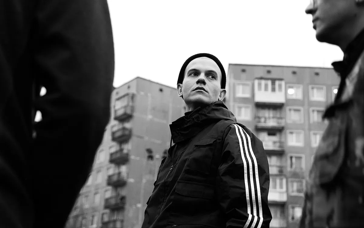 Умер фронтмен группы Shortparis Николай Комягин Солист петербургской экспериментальной группы ушел из жизни в возрасте 39 лет Как сообщила Ксения Собчак причиной смерти стала остановка сердца музыканту стало внезапно плохо после тренировки по боксу Комягин родился в Новокузнецке но признание получил после переезда в Санкт Петербург став одной из самых ярких фигур независимой российской сцены Помимо пронзительного вокала и театральных перформансов на концертах он снимался в кино и создавал саундтреки для картин которые были представлены на фестивалях в Каннах и Венеции   Несмотря на то что в последние годы выступления Shortparis в России были фактически под запретом Комягин принципиально отказывался эмигрировать и продолжал развивать локальные культурные проекты внутри страны settersmedia news