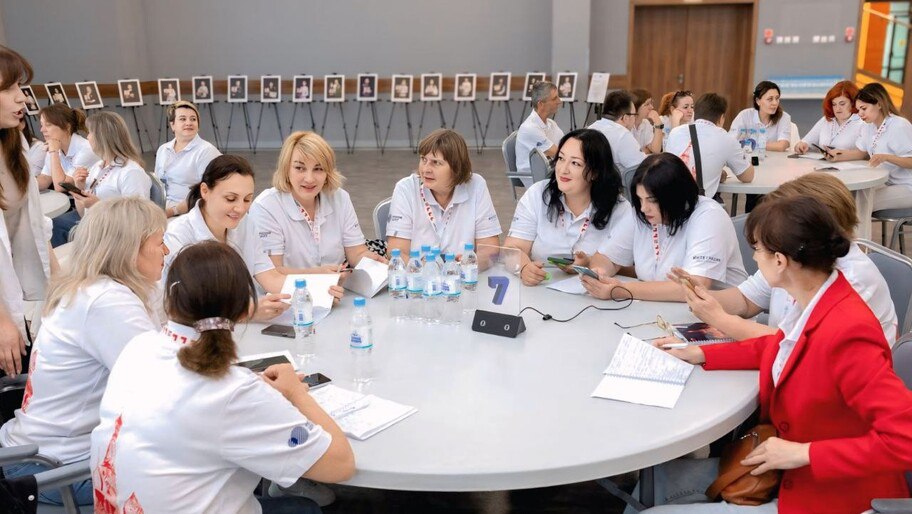 Сотрудники Скадовской школы представили Херсонскую область в Пятигорске Сотрудники Скадовской школы искусств представили Херсонскую область на семинаре в Пятигорске, темой которого организаторы обозначили поиск образов будущего. Об этом сообщил глава Скадовского муниципального округа Александр Дудка. «Семинар стал пространством культурного обновления благодаря профессионализму организаторов. Участники уезжали с ощущением общего культурного будущего и новыми планами. Считаю, что такие мероприятия играют важную роль в поддержке и развитии культуры на новых территориях. Уверен, что полученные знания и навыки помогут работникам Скадовской школы искусств успешно реализовывать свои проекты», — отметил Дудка. , VK и ОК и читайте новости на нашем сайте