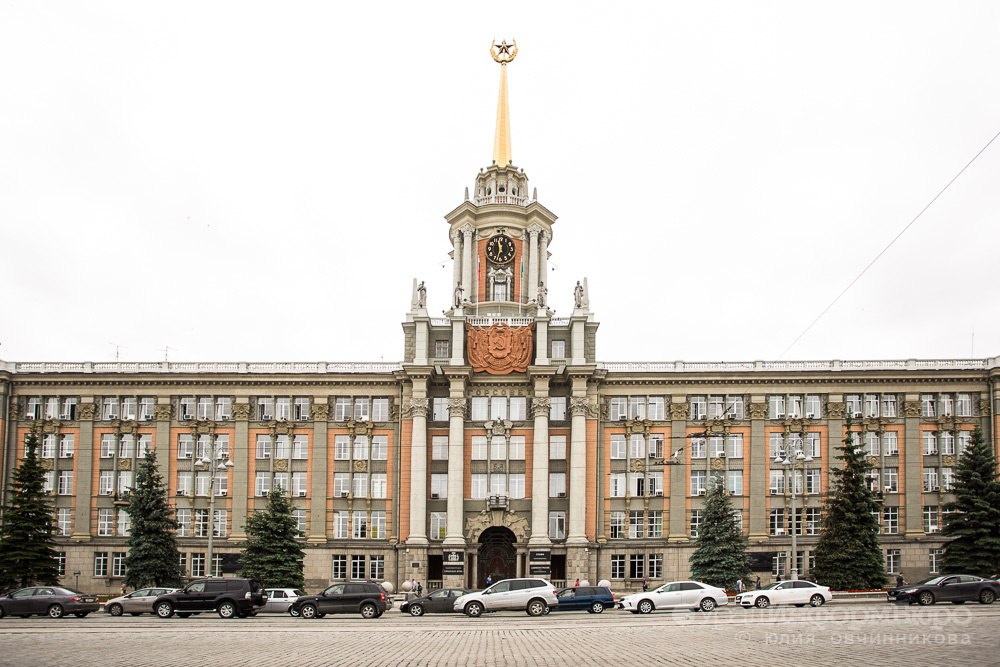 Похоже мэр Екатеринбурга Алексей Орлов не получит еще одного первого зама до выборов губернатора Заседание думы на котором должны были внести необходимые изменения в устав города отменено Дело вовсе не в кворуме Это политическое решение сообщил ЕАН источник в правительстве региона Вероятно вопрос будет рассмотрен лишь на заседании думы 23 сентября сообщает издание Сейчас у Орлова только один первый зам Игорь Сутягин Ожидалось что пост дополнительного первого заместителя достанется Рустаму Галямову который курирует строительство и транспорт