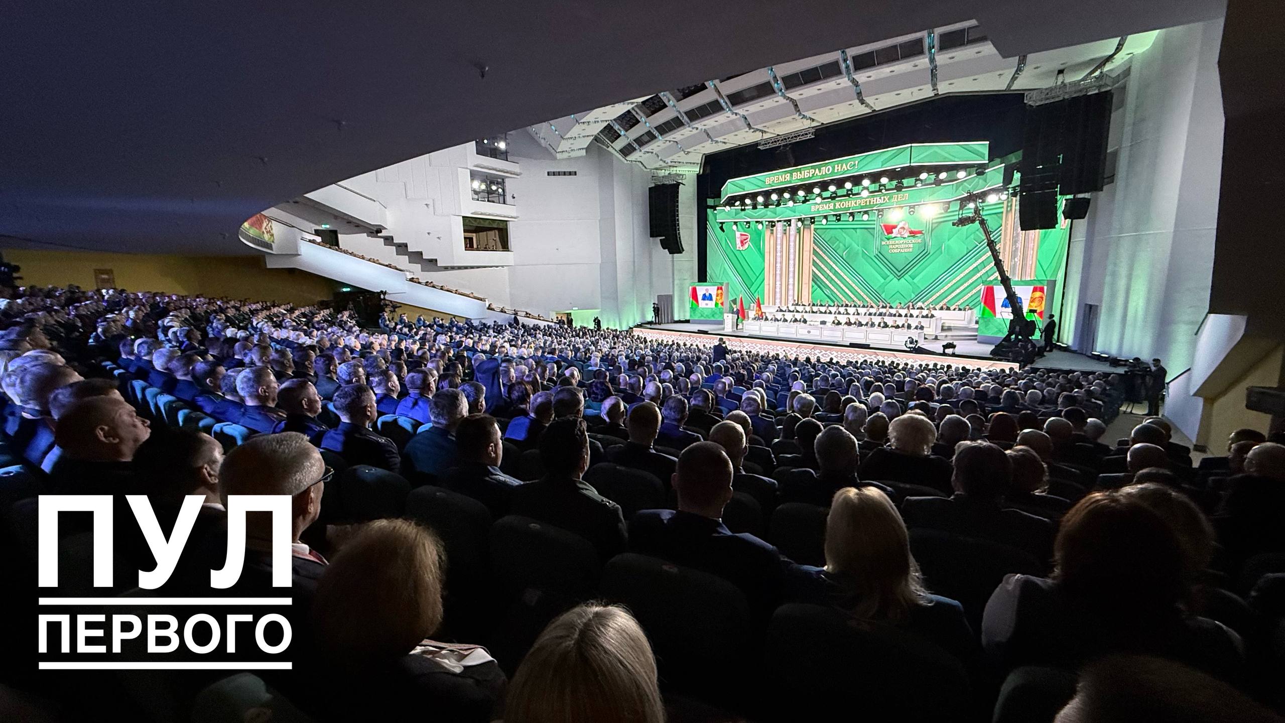 Важные цифры пятилетки от Первого Беларусь вошла в топ 50 самых посещаемых туристами стран 48 е место из 202 250 тысяч европейцев приехали по безвизу И это при закрытых более половины пограничных пунктах В мировом рейтинге конкурентоспособности промышленности занимаем 56 ю позицию среди 153 стран В 2025 году рост инвестиций составляет 112 процентов Реализовано почти 1000 производственных проектов Создано более 6 тысяч новых рабочих мест в рамках инициативы Один район один проект Реальная заработная плата выросла на 40 процентов достигнув среднего значения 2700 рублей Лукашенко Упреждая выпады скептиков о макроэкономических дисбалансах скажу у нас стабильная крепкая экономика Долговая нагрузка снижается золотовалютные резервы находятся на историческом максимуме заслуженно выросло доверие к национальной валюте