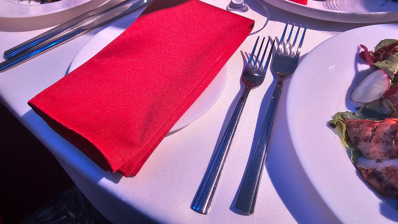 Фестиваль аутентичной уральской кухни пройдет в Челябинске Магнитогорске и Миассе Масштабное мероприятие стартует с 14 января В этом году оно пройдет уже в пятый раз и объединит 60 заведений по всему Уралу Большинство из них в Челябинске также в списке Магнитогорск Миасс и соседи по УрФО Екатеринбург Тюмень Нижний Тагил Тобольск и еще несколько городов Участвующим в фестивале шеф поварам необходимо представить три новых блюда соблюдая определенные условия Закуска из продукта сохраненного одним и типичных для Урала способов заготовки квашение мочение сушка или копчение Горячее блюдо каша с использованием интересных техник приготовления дополнений и смелых сочетаний Десерт личность с особенным вкусом и формой которые были вдохновлены рассказами об уральцах их можно будет прочесть в специальных фестивальных гидах Мероприятие растянется более чем на две недели и продлится до конца месяца до 31 января Также в Челябинске 27 января в старинной усадьбе Рябининых пройдет специальный ужин на котором можно будет попробовать блюда сразу трех шеф поваров Фото ГТРК Южный Урал Подписывайтесь на Вести Южный Урал в MAХ