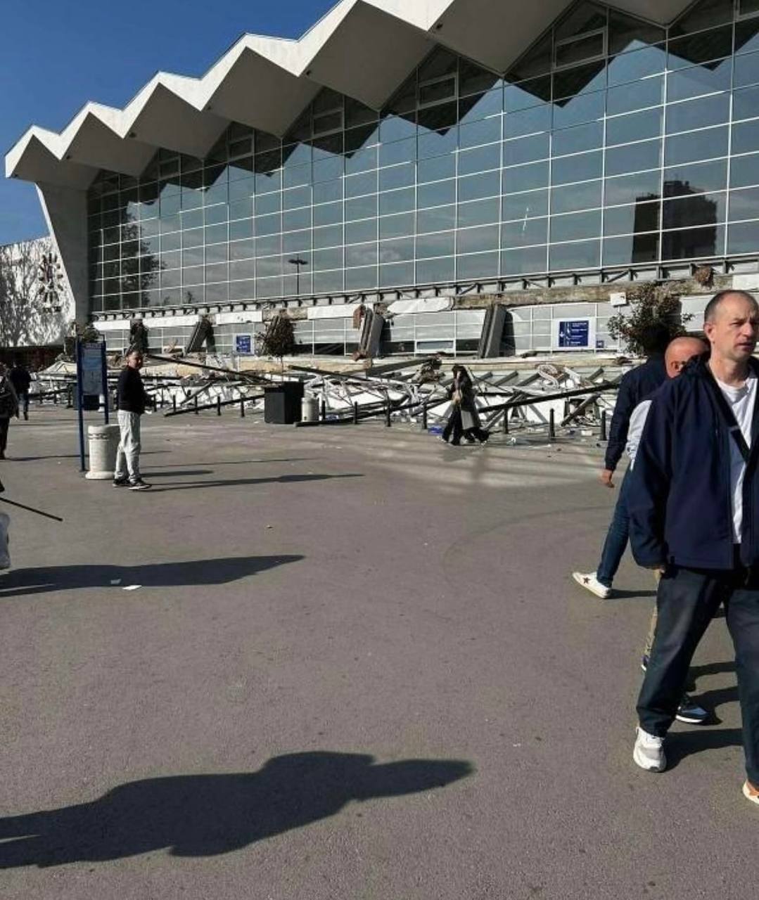 В Нови-Саде обрушился навес у здания главного железнодорожного вокзала  Пока информации не очень много. По предварительным данным погибли тринадцать человек.   - видео с места событий - комментарий очевидца   Требуется кровь групп О и А для пополнения запасов. Нужен ВНЖ. Детали.