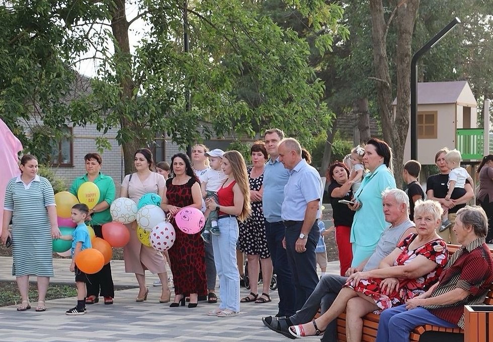 В Падинском официально открыли обновлённый парк    В селе Падинском состоялось торжественное открытие парка, благоустроенного в рамках проекта «Формирование комфортной городской среды» нацпроекта «Жильё и городская среда».    На территории создана аллея для прогулок и отдыха, где каждый сможет насладиться красотой природы и свежим воздухом. В парке также появились игровые зоны для детей, которые стали настоящим открытием для маленьких жителей. Особенностью стала тематика, она посвящена сельскохозяйственной отрасли. Здесь можно найти игровые комплексы в виде комбайна, трактора и даже мельницы.    В центре парка расположилась малая архитектурная форма «Компас», ставшая символом географического центра Ставрополья.    Кроме того, предусмотрено освещение и удобные лавочки для отдыха.    Фото: пресс-служба АНМО