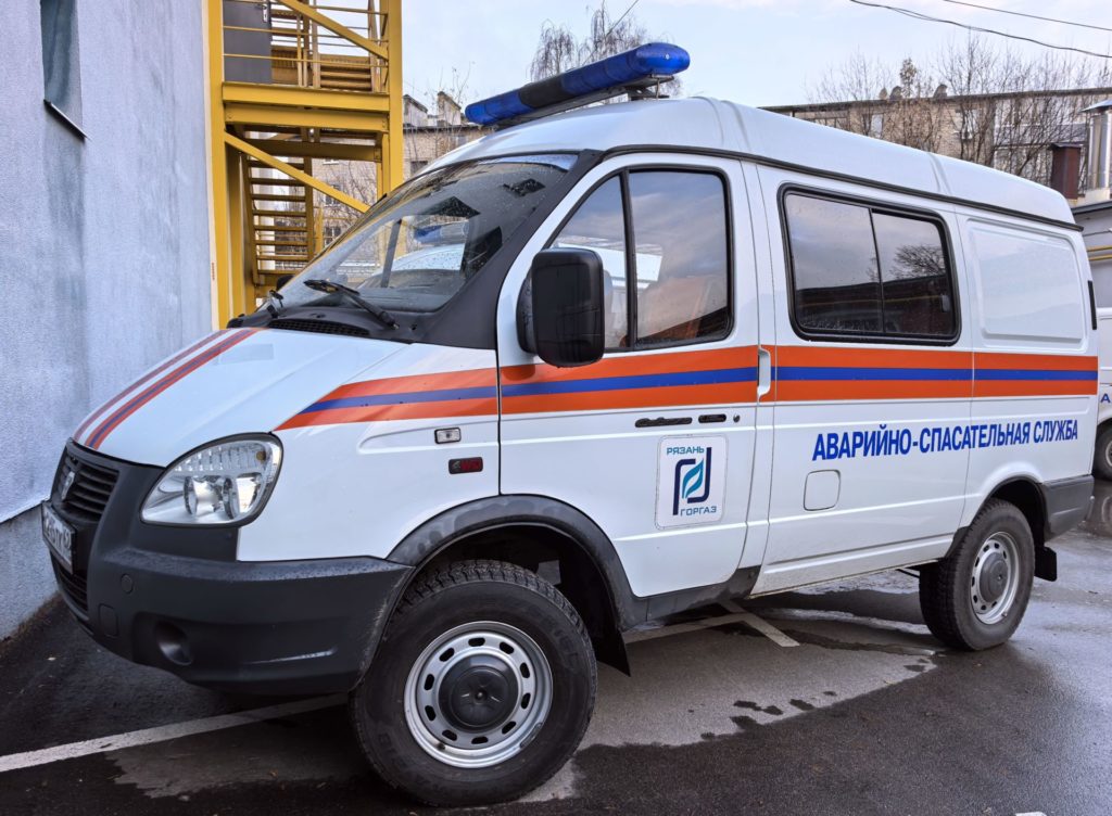 В этом году 9 рязанцев самовольно установили газовое оборудование что чуть не привело к аварийной ситуации Как сообщает Рязаньгоргаз специалисты службы с начала года 1200 раз выезжали на аварийные заявки Среди них 16 пожаров которые произошли из за несоблюдения правил эксплуатации газового оборудования Чаще всего люди оставляли пищу на плите без присмотра Было зарегистрировано 28 случаев прекращения тяги и 16 ситуаций загазованности в жилых помещениях Было зафиксировано 9 случаев самовольной установки и подключения газового оборудования из за которых гражданам пришлось вызывать специалистов газовой службы Так в многоквартирном доме на улице Татарской из за самовольной замены газового в систему газоснабжения попала вода и газ был отключен в 47 квартирах Аналогичная ситуация произошла на улице Братиславской Здесь без газоснабжения остались 2 квартиры Несанкционированное подключение водонагревательных колонок котлов и газовых плит на улицах Новоселов Бирюзова Шереметьевской Хра