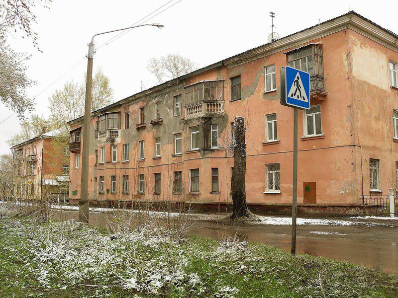 Власти Барнаула подписали договор о грандиозной реновации Потока Подписание документа с компанией тезкой микрорайона СЗ Поток состоялось 23 декабря Договор предусматривает развитие жилой застройки в границах улицы Эмилии Алексеевой проспекта Ленина улицы Горно Алтайской 1 й Западной Чеглецова 80 й Гвардейской Дивизии Петра Сухова Смирнова Чудненко 5 й Западной и Малахова Площадь территории составляет 30 3 га Планируется строительство 381 тыс кв м жилья школы детсада ФОК и других объектов инфраструктуры с благоустройством На территории также находятся 46 многоквартирных домов под расселение и снос включая 30 признанных аварийными которые нужно переселить в течение трёх лет На реализацию задуманного отводится 15 лет МЫ В МАХ