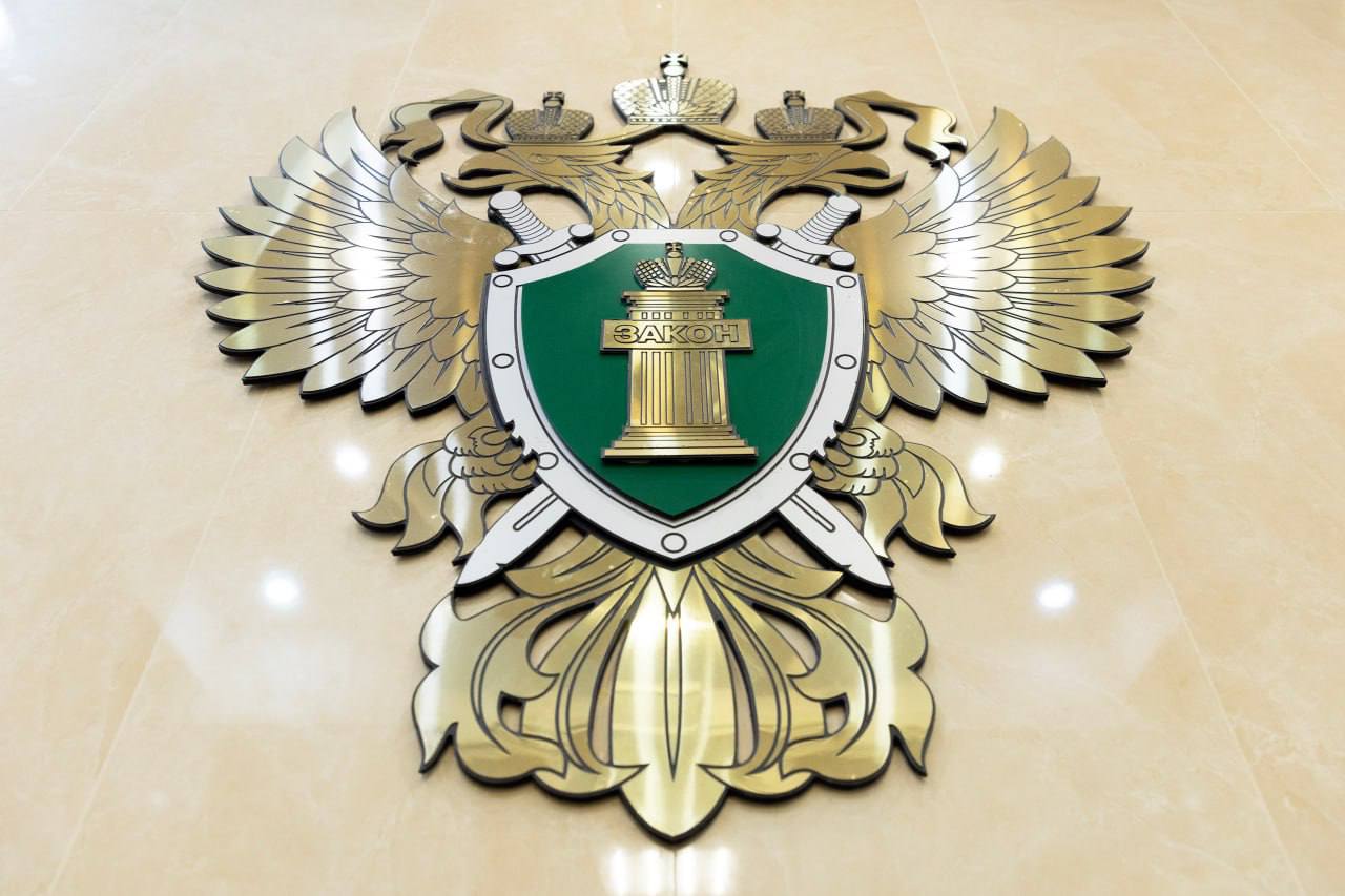 В Нижнегорском районе местный житель осужден за применение насилия к правоохранителю. Установлено, что подсудимый в феврале текущего года, находясь в служебном автомобиле сотрудников полиции, не желая выполнять их законные требования о проследовании в Отдел МВД России по Нижнегорскому району, схватил сотрудника полиции, сидевшего на переднем пассажирском сидении за руку и с силой потянул на себя, затем обхватил его за шею, причинив телесные повреждения в виде кровоподтеков и поверхностных ран. Мужчина сразу же был задержан сотрудниками полиции. Суд с учетом позиции государственного обвинителя к 1 году условно с испытательным сроком на аналогичный период. Приговор не вступил в законную силу.