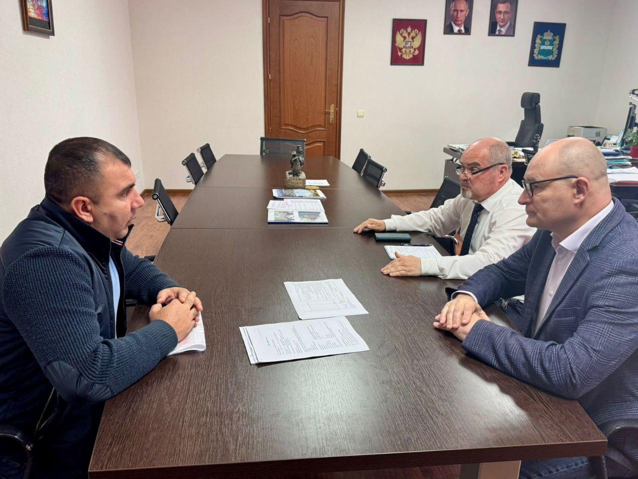 В среду обещают начать укладку асфальта на пр Маркса в Обнинске Сроки перенесли так как подрядчику потребовалось больше времени для корректировки 70 люков и колодцев на участке в 2 км Завтра на объект завезут технику а 27 августа начнется укладка ES канал Подписаться