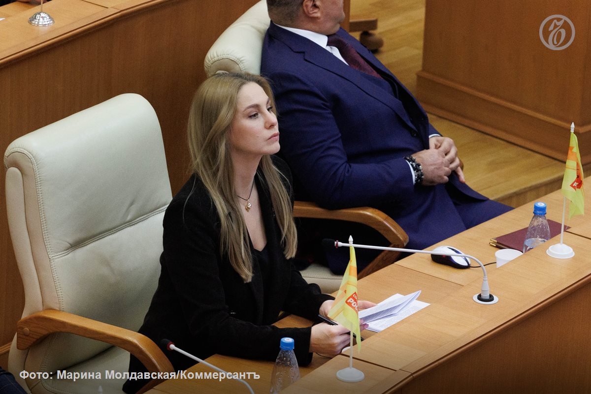 СРЗП выдвинула в мэры Екатеринбурга депутата заксобрания Свердловской области от партии Екатерину Есину Лидер свердловских справороссов депутат Госдумы Андрей Кузнецов подчеркнул что парламентарий является достойным кандидатом который может предложить новый взгляд на развитие Екатеринбурга Городу не хватает женской руки добавил он Сама госпожа Есина отметила что в случае утверждения на пост мэра намерена сделать акцент на семьях с детьми и на развитии социальной сферы Нужно будет на имеющуюся в городе историю накладывать новые идеи чтобы улучшить жизнь горожан Сегодня в приоритете участники СВО материнство и детство пенсионеры и молодежь добавила она Подписывайтесь на Ъ Урал