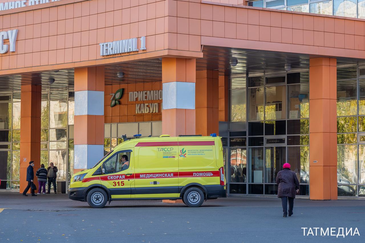  В майские праздники медучреждения Татарстана работают в усиленном режиме С 8 по 11 мая все стационары государственных медучреждений в эти дни работают круглосуточно, усилена работа приемно-диагностических отделений. Также круглосуточно работают родильные дома, сообщили в пресс-службе Минздрава РТ. Во время массовых мероприятий будут работать усиленные бригады медиков и дополнительные бригады скорой помощи. Травмпункты с круглосуточным режимом работы принимают пациентов с первичными обращениями вне зависимости от места проживания. Взрослые и детские поликлиники работают с 8:00 до 18:00. Взрослые и детские стоматологические поликлиники – с 9:00 до 18:00. Также усилена работа фельдшерско-акушерских пунктов в зоне обслуживания садовых некоммерческих объединений и товариществ. В майские праздники они работают с 8:00 до 18:00.