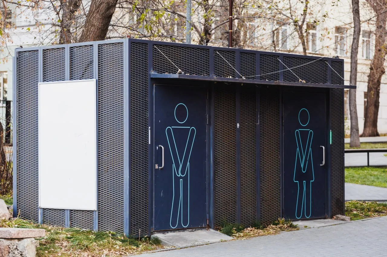 В центре Челябинска установят антивандальные туалеты В центре Челябинска появится два общественных антивандальных туалета в каждом из которых будет по три кабинки Власти уже начали поиск подрядчика для их установки Работы оценили в 15 23 миллиона рублей Согласно техзаданию туалеты появятся в Арт сквере на набережной реки Миасса а также в районе пересечения проспекта Ленина с Энтузиастов Подрядчику предстоит не только установить их но и подключить к инженерным сетям а затем привести в порядок территорию Перед работами в Арт сквере также нужно демонтировать прежний туалет Всего в санитарно гигиенических комплексах будет по пять комнат Три из них туалетные и по одной под хранение инвентаря и техпомещение Вся отделка из металла стали и алюминия Длина конструкции составит 8 5 метра ширина 2 4 метра а высота 3 метра Читайте Вечерку в Дзен ВКонтакте Одноклассники Max Telegram Прислать нам сообщение фото видео