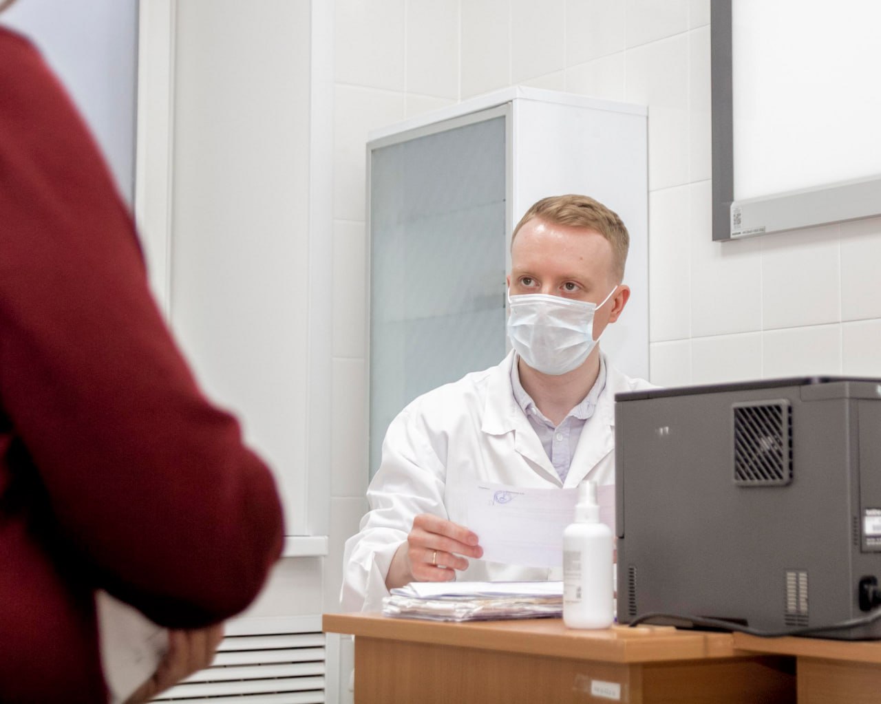 Свыше 350 целевиков пришли работать в больницы и поликлиники Кировской области за три года Кадровое обеспечение отрасли здравоохранения стратегическая задача которая отражена в национальных целях страны Направление Медицинские кадры выделено в отдельный профильный проект национального проекта Продолжительная и активная жизнь   Кировская область применяет комплексный подход к решению кадровых задач в здравоохранении сочетая финансовые стимулы социальную поддержку и программы целевого обучения При трудоустройстве в районные больницы специалисты могут участвовать в программах Вятский медик и Земский доктор с выплатами от 500 тыс до 1 5 млн рублей За 2021 2025 годы по Земскому доктору привлечено 173 врача по Вятскому медику за три года более 180 врачей Также врачи получают ежемесячные выплаты до 50 тыс рублей а узкие специалисты квартальные премии по 150 тыс рублей Служебное жилье в текущем году предоставлено 17 медицинским работникам Его по истечение 10 лет работы можно приватизировать   Формировать учреждениям кадровый резерв помогает целевое обучение За последние три года в больницы и поликлиники региона трудоустроилось более 350 целевиков Кадровая обеспеченность отрасли здравоохранения приоритет демографической политики правительства Кировской области Разработанная в регионе система мер поддержки специалистов дает свои результаты Кировская область входит в группу регионов с максимальной укомплектованностью специалистами практически по всем врачебным специальностям терапевтами врачами общей практики педиатрами офтальмологами хирургами и другими врачами Регион продолжит совершенствовать систему мотивации медработников государственного сектора здравоохранения укреплять материально техническую базу для возможности максимальной профессиональной реализации специалистов на благо здоровья жителей Кировской области подчеркнул первый заместитель председателя правительства Кировской области Дмитрий Курдюмов medkirov