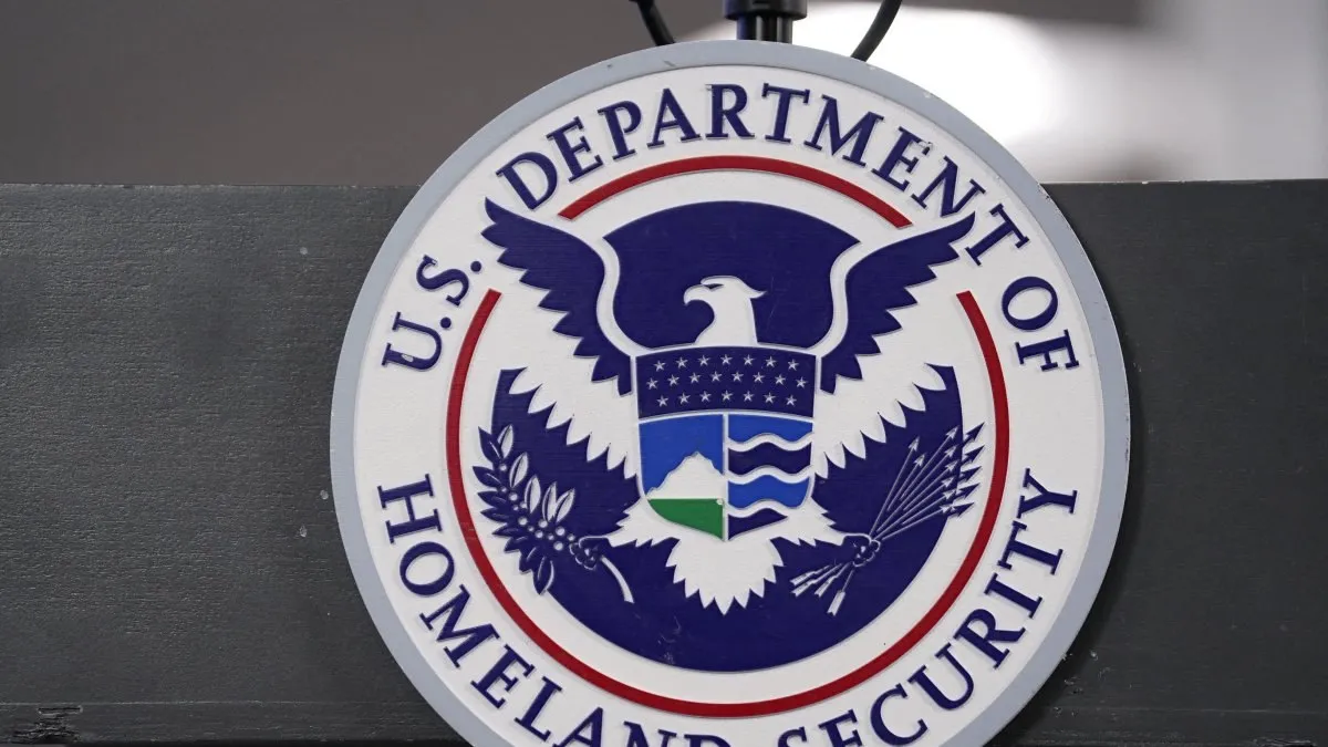 Конгресс США принял закон о выходе из шатдауна Палата представителей одобрила двухпартийный законопроект о финансировании Министерства внутренней безопасности Документ не включает меры по контролю за иммиграцией что позволило прекратить рекордный по длительности шатдаун Решение Конгресса было принято при поддержке обеих партий и направлено на разблокировку работы федеральных ведомств Стамбульский волк Про Турцию простыми словами istanbul wolf