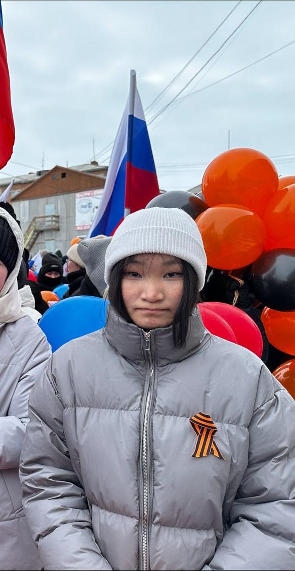 На севере Красноярского края сотрудники полиции разыскивают 16-летнюю школьницу В Отделение полиции сельского поселения Хатанга вечером 19 мая обратилась социальный педагог Хатангской средней школы-интерната с сообщением о том, что 16-летняя воспитанница не пришла к отбою в учреждение и не выходит на связь. До настоящего времени её местонахождение не известно. Сразу же на поиски девочки был поднят личный состав отделения полиции. Сотовый телефон находящийся у девушки недоступен. Опасность вызывает то, что на улице произошло резкое понижение температуры и поднялся сильный ветер. Полицейскими осмотрены улицы посёлка, подъезды, берег р. Хатанга, просмотрены видеозаписи с камеры наблюдения. Проверяются все возможные места, где может находиться пропавшая, обследуются чердачные помещения, устанавливается круг знакомых школьницы, опрашиваются родственники, друзья. К поискам присоединились МЧС, сотрудники различных организаций, учебных заведений и просто неравнодушные граждане. Сотни людей прочесывают поселок и близлежащие территории. Приметы разыскиваемой: на вид 14-15 лет, худощавого телосложения, цвет волос черный, волосы длинные. Была одета: укороченная куртка серого цвета, широкие брюки черного цвета, без шапки, ботинки черного цвета. ГУ МВД России по Красноярскому краю