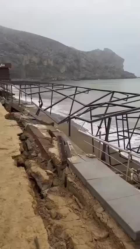 В Судаке после шторма обрушился участок набережной, власти планируют восстановление
