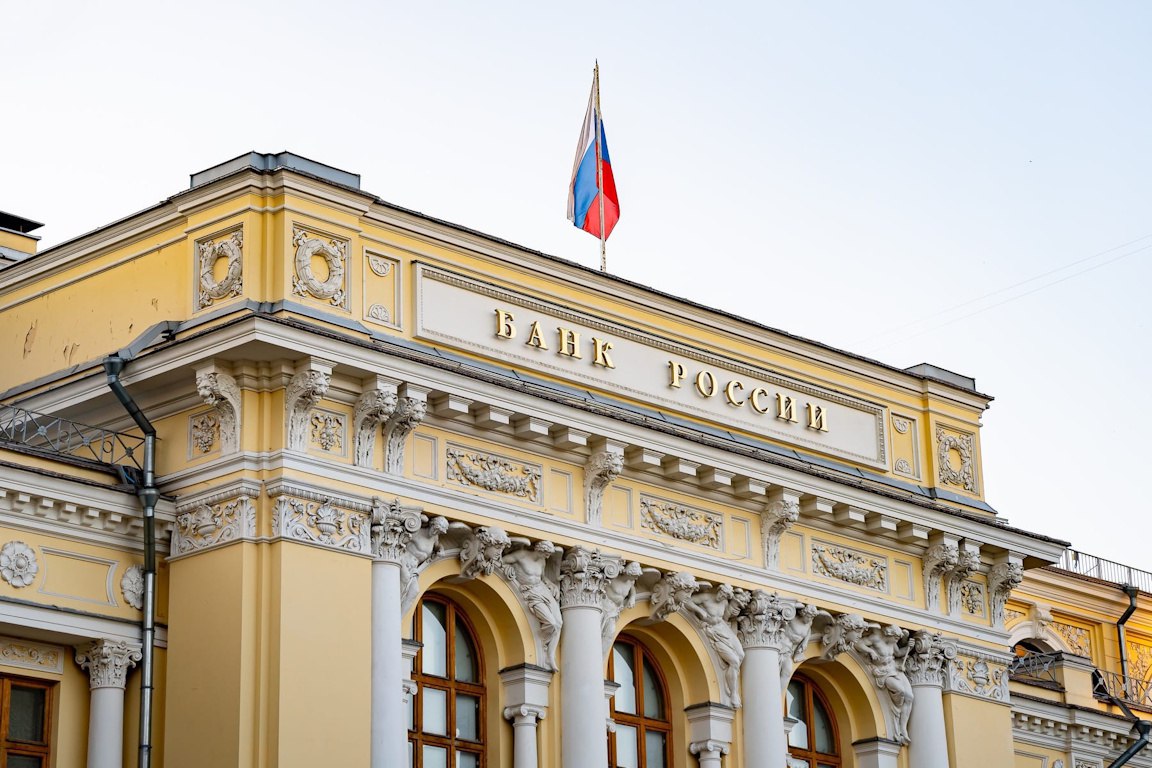 Центробанк запустил сервис, предназначенный для оперативного информирования регулятора о случаях нарушения прав потребителей в сфере финансовых услуг В чем суть: с помощью сервиса можно передавать информацию о недобросовестных действиях различных участников финансового рынка. Это банки, микрофинансовые организации, страховые компании, субъекты рынка ценных бумаг и коллективных инвестиций, а также операторы финансовых и инвестиционных платформ Для подачи информации необходимо заполнить специальную форму обратной связи на сайте Банка России С помощью нового инструмента пользователи могут быстро уведомить регулятора о предполагаемом нарушении их прав со стороны финансовых организаций. Эта информация может стать основанием для проведения контрольной закупки В отличие от интернет-приемной, через новый сервис можно сообщать о нарушениях, даже если они не затронули лично того, кто сообщает о возможном нарушении В числе возможных поводов для обращения - навязывание дополнительных услуг при оформлении кредита или займа, предложение заменить вклад другим финансовым продуктом, трудности при заключении договоров ОСАГО или урегулировании убытков по страховым случаям, а также отсутствие в отделениях банков информации об условиях вкладов и другие аналогичные нарушения