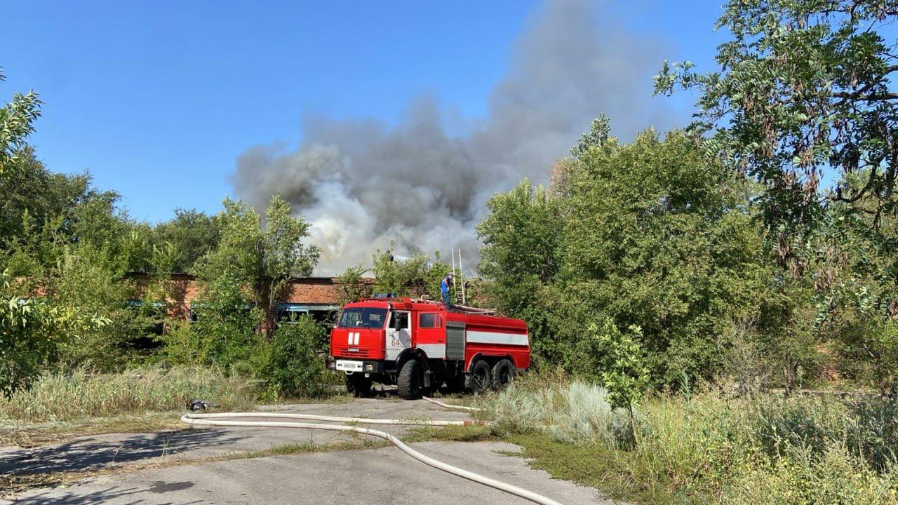 Глава Морозовского района Пётр Тришечкин сообщил, что пожар удалось локализовать.  На месте всё ещё работают экстренные службы.   Подписаться на "Новости Ростова"    Прислать новость
