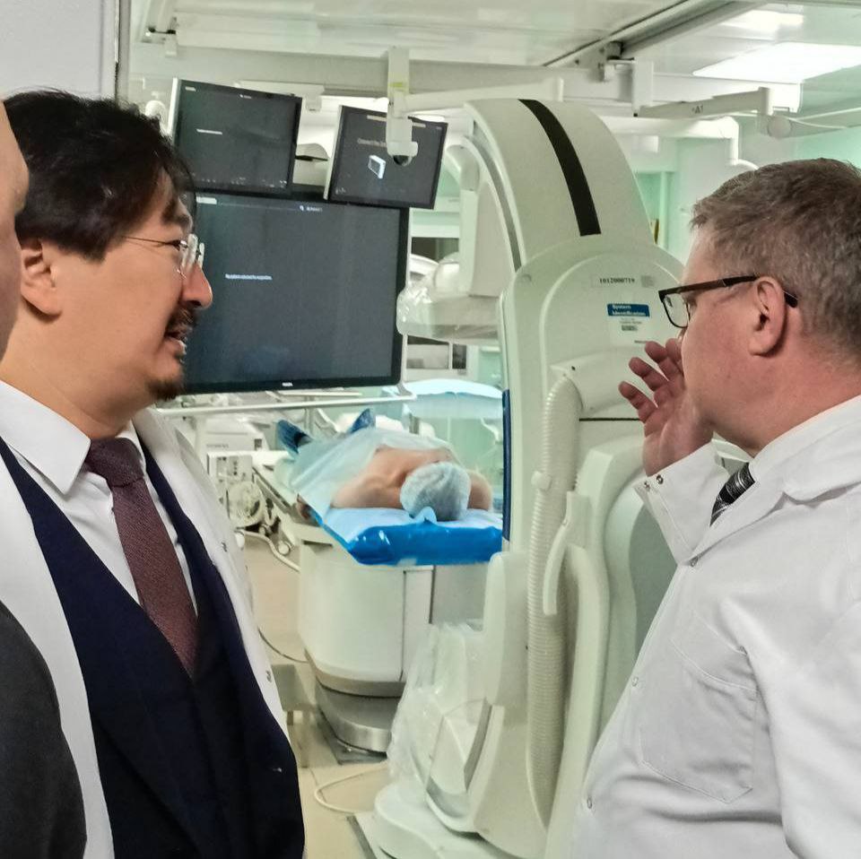 Депутат Госдумы считает Челябинскую область примером по лечению онкобольных gubernia74 ru articles society 1136264 Первый заместитель председателя комитета по здравоохранению Госдумы Бадма Башанкаев который посетил с рабочим визитом Челябинскую область оценил работу регионального онкоцентра Федеральный парламентарий осмотрел операционный блок ЧОКЦОиЯм разные отделения медицинского учреждения познакомился с оборудованием для лучевой терапии пообщался с врачами и пациентами На примере Челябинской области и главного онкологического учреждения региона можно видеть как деликатно и методично на Южном Урале подходят к вопросу улучшения медицинской помощи пациентам обратил внимание Бадма Башанкаев В онкоцентре работают современные красивые и удобными отделения молодой коллектив Здесь минимальная текучка кадров а заполненность врачебными и медсестринскими ставками близка к идеалу t me chgub