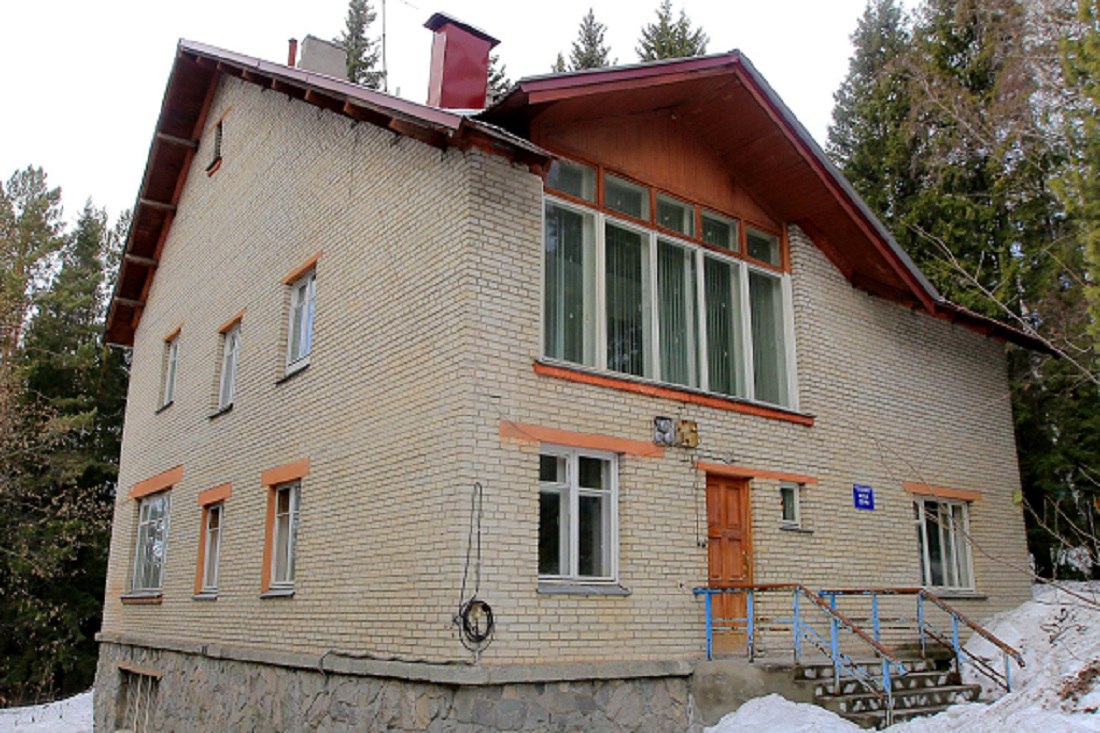 На реставрацию коттеджа академика Лаврентьева заложили 30 миллионов В новосибирском Академгородке приведут в порядок объект культурного наследия Дом построенный для академика М А Лаврентьева на Золотодолинской 77 Министерство культуры РФ ищет подрядчика для реставрационных работ Торги начнут с максимальной цены 30 млн рублей Двухэтажный кирпичный особняк для председателя СО АН СССР академика Михаила Лаврентьева построили в 1960 62 годах по проекту архитектора модерниста Анатолия Воловика Учёный жил там совсем недолго предпочёл деревянный дом по соседству Коттедж использовали в представительских целях там принимали высоких гостей в том числе иностранные делегации В 1991 году здание задействовали под музей истории СО РАН В 2012 м помещения освободили с тех пор исторический объект пустует Подрядчику предстоит отремонтировать помещения и фасады чердак и крышу заменить коммуникации Со стороны юго западного фасада воссоздать террасу грот с открытой площадкой на эксплуатируемой кровле На территории заменят 13 парковых светильников тротуары отсыплют гранитным отсевом отремонтируют покрытия и подпорные стенки восстановят плодородный слой газона и создадут цветники Завершить работы подрядчик должен к 30 сентября 2027 года Подписаться на канал