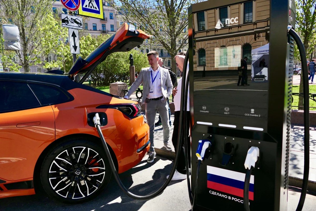 Зарядить электромобиль в Петербурге обойдётся дороже, чем в Москве В Петербурге стоимость зарядки электромобиля на платных станциях составляет от 10 до 22 рублей за киловатт-час, в среднем — 18 рублей. В Москве цены ниже: от 8 до 25 рублей за кВт·ч. Эксперты объясняют такую разницу более высокими тарифами на электроэнергию для бизнеса в Петербурге. Помимо этого, в столице выше конкуренция среди операторов зарядных станций, что способствует снижению цен.