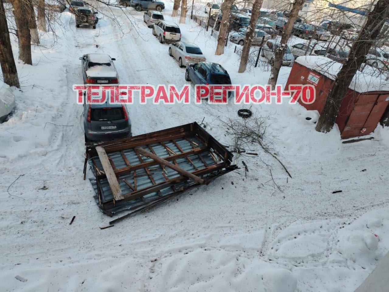 Последствия шквалистого ветра в Томске:  Падали светофоры, вылетали окна, ломались рекламные конструкции и деревья.  В оперативно-дежурную службу поступило около 10 обращений.    Подписаться   Прислать нам новость