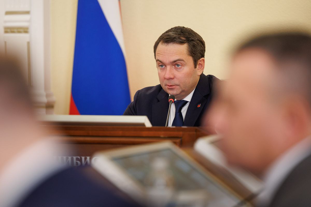 Мурманский Вестник новости Андрей Чибис комплексные планы развития опорных населенных пунктов Арктики утверждены правительством России Правительство России утвердило комплексные планы развития опорных населенных пунктов Арктики Решение позволит направлять не менее 5 средств федеральных государственных программ на развитие инфраструктуры благоустройство и создание общественных пространств на Севере Регионы в том числе Мурманская область предусматривают дополнительные расходы на реализацию этих мероприятий в своих бюджетах Как отметил Андрей Чибис Комплексные планы развития опорных населенных пунктов Арктики утверждены официально правительством России Это означает что у нас есть дополнительные возможности по получению федеральной поддержки Формирование перечня и мастер планов проходило при участии подробнее на канале Мурманский Вестник новости