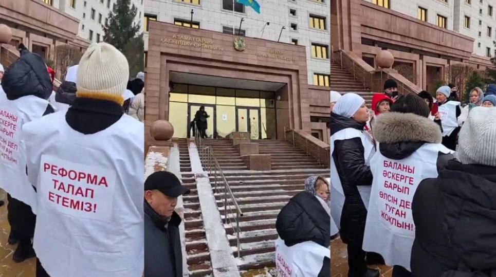 Матери военнослужащих собрались у Дома министерств в Астане Женщины являются матерям военнослужащих погибших во время службы в армии Видео снятое у Дома министерств появилось в соцсети Матери требуют справедливого расследования гибели своих сыновей и реформирования армии Мы обратились в Минобороны Там сказали что 10 ноября в Центре приема граждан проводится встреча с родителями пострадавших и погибших военнослужащих в рядах Вооруженных сил других войск и воинских формирований Каждое обращение фиксируется и рассматривается в индивидуальном порядке Министерство обороны Республики Казахстан уделяет первоочередное внимание обеспечению безопасности правопорядка и защите прав военнослужащих Для недопущения правонарушений реализуется комплекс мер усиливается контроль морально психологического климата внедряются современные методики профилактики ведётся адресная работа с личным составом через институт военных психологов и офицеров воспитательных структур Повышена ответственность командиров всех уровней сообщили в Минобороны В Минобороны отметили что ежедневно организуется телесный осмотр личного состава В казармах и служебных помещениях установлены видеокамеры Внедряется система видеонаблюдения с элементами искусственного интеллекта для предотвращения суицидов и контроля доступа к оружию Отметим что женщины собрались у здания с утра но Министерство обороны официально прокомментировало ситуацию только к 14 12