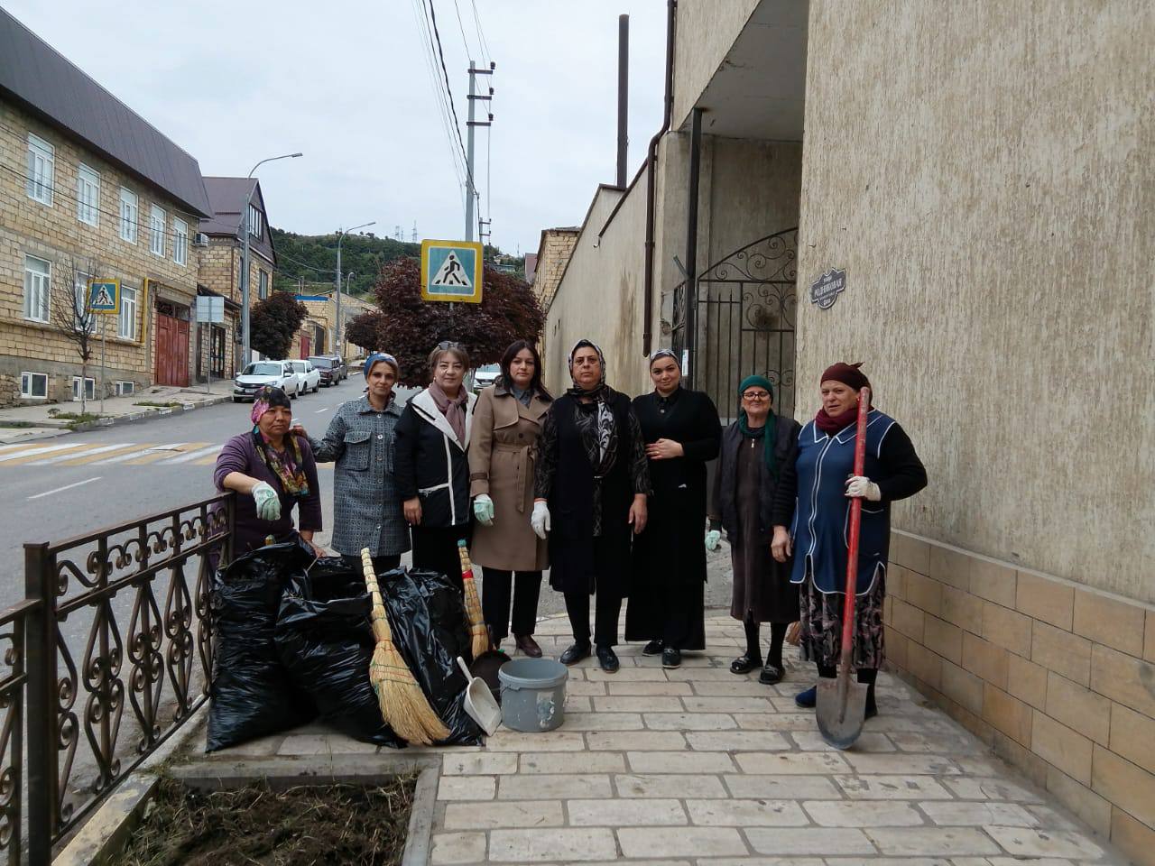 Школы Дербента приняли активное участие в субботнике обеспечив чистоту на прилегающих территориях