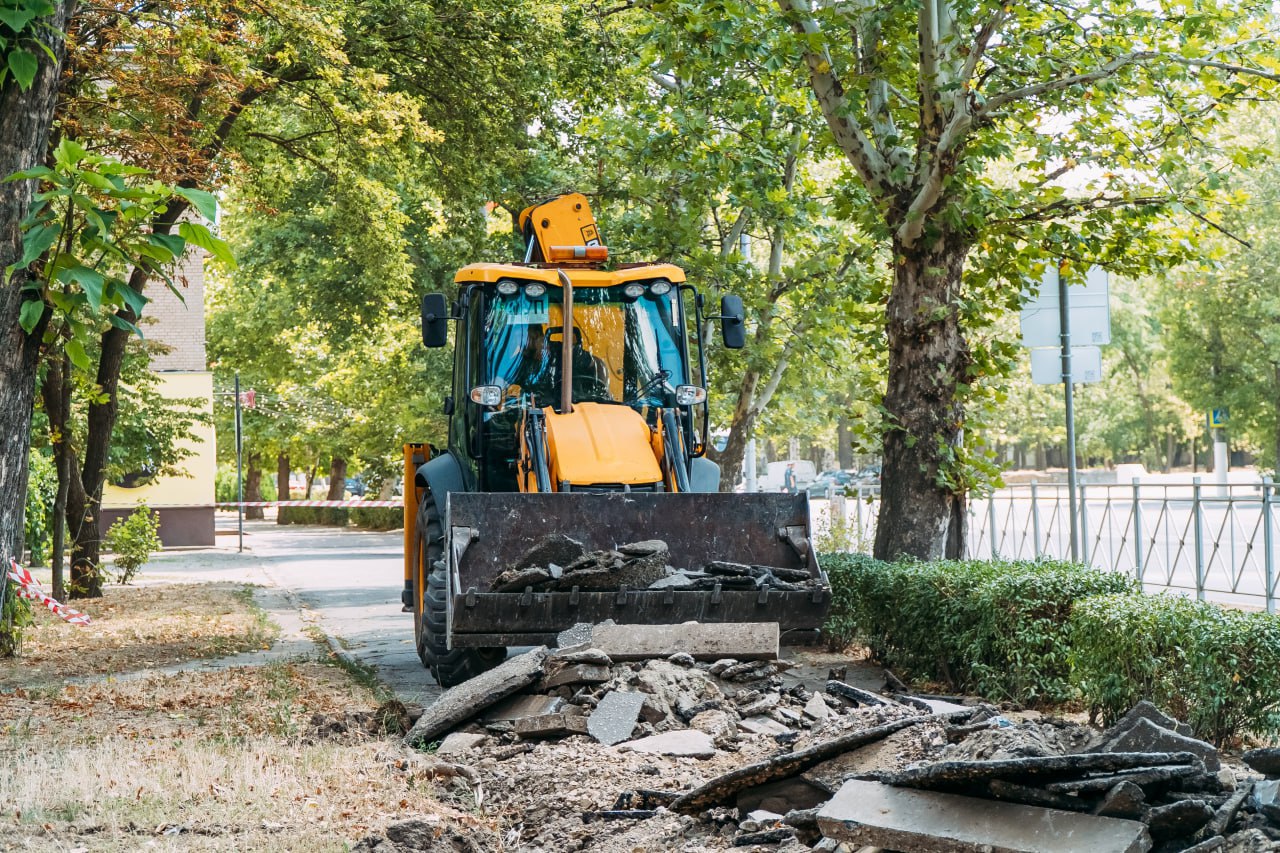 В Мелитополе ремонтируют тротуары На этой неделе начались работы по ремонту тротуара на участке улицы Кирова напротив отделения Социального фонда вдоль дома №40 . Это место долгое время заметно выделялось среди обновлённых тротуаров: старый асфальт пришел в негодность и создавал неудобства для пешеходов. Администрация города Мелитополь совместно с руководителями коммунальных служб приняла решение реставрировать эту пешеходную зону. Сейчас здесь проводятся подготовительные работы - демонтаж старого покрытия и расчистка территории. После этого подрядчик приступит к укладке тротуарной плитки и благоустройству объекта. Работы продлятся ориентировочно 2 недели.