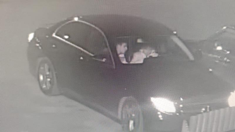 Юношу в Москве ограбили на цифровые открытки из мессенджера В начале ноября трое ребят 15 18 и 22 лет выманили из дома 16 летнего москвича под предлогом съемок ролика У метро Пушкинская его усадили в машину там один из них выстрелил из пистолета в пол автомобиля а затем вымогатели отняли у молодого человека телефон и перевели на свой аккаунт цифровые открытки на 60 тысяч рублей Во время операции злодеи заметили на смарте приложение для хранения крипты и отпустили подростка домой переводить им 9 млн рублей цифровой валютой однако тот пошел в полицию Вскоре все подозреваемые были задержаны в Калужской области и доставлены в Москву Подпишись на Агентство Москва Мы в МАХ