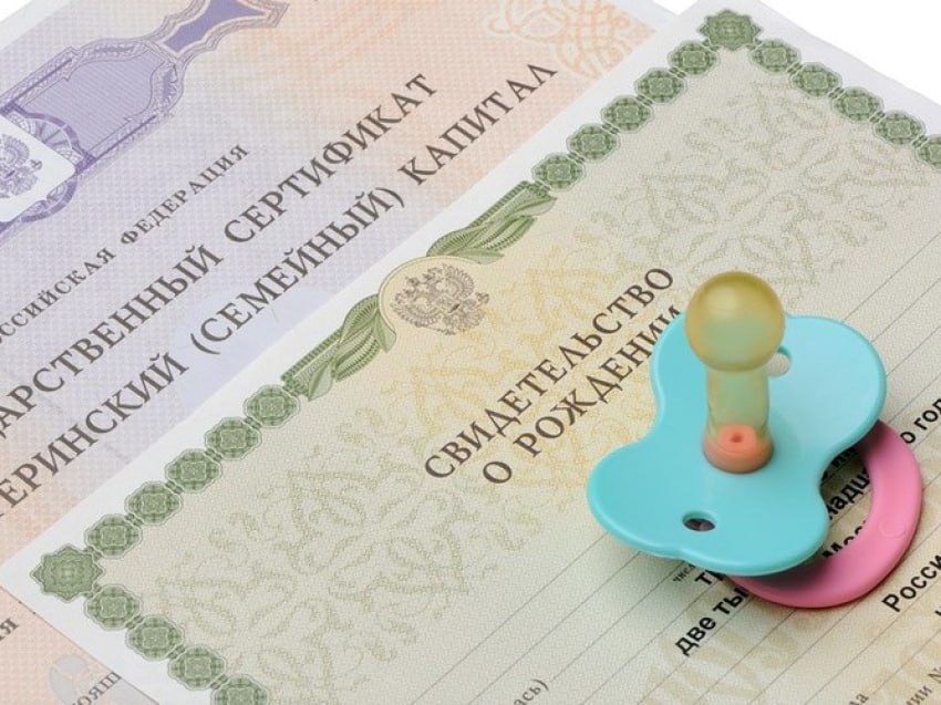 Жительнице поселка Высокогорного удалось добиться выплаты пособия по уходу за ребенком В прокуратуру Ванинского района обратилась жительница поселка Высокогорного, работающая воспитателем в детском саду. Женщина сообщила, что в начале года родила ребенка, после чего обратилась в отделение социального фонда с заявлениями о выплате. В ее получении женщине отказали. Прокуратура провела проверку. Как оказалось, сотрудники ведомства неправильно подсчитали годовую сумму дохода, из-за чего он превысил установленную сумму прожиточного минимума. Районная прокуратура внесла представление управляющей отделением социального фонда России. В результате женщине начислили пособие за январь в размере 11 тысяч рублей, а также обеспечели ежемесячными выплатами. Будь в курсе событий.