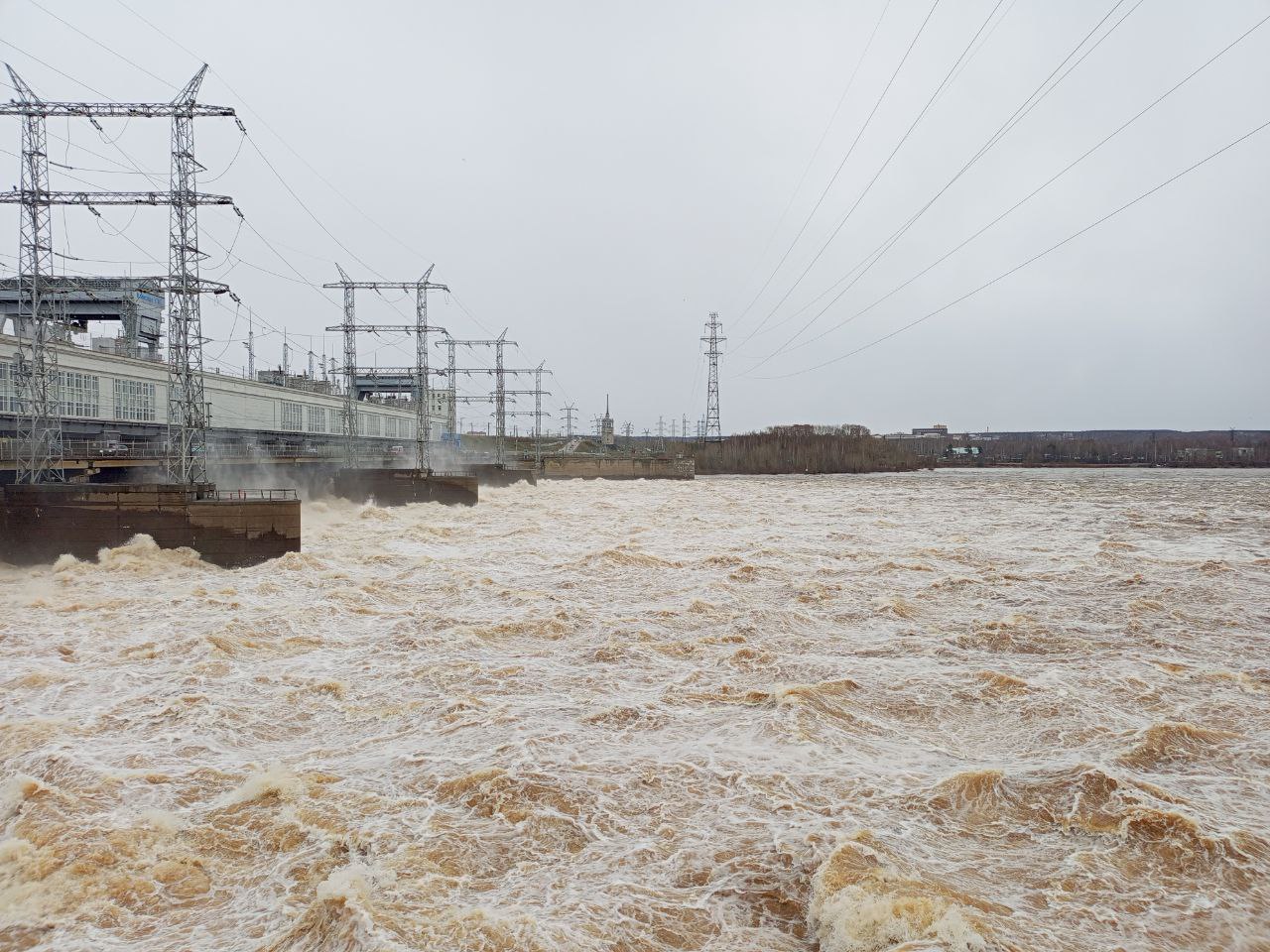 Камская ГЭС с 21 мая увеличивает сброс воды. Об этом сообщает РусГидро. С сегодняшнего дня сбросы вырастут до 8-8,5 тыс. куб. м/с из-за повышенного притока на этой неделе. Ранее сбросы держались на отметке 6,8-6,9 куб. м/с. Такой режим работы будет корректироваться в зависимости от погоды и водохозяйственной обстановки.