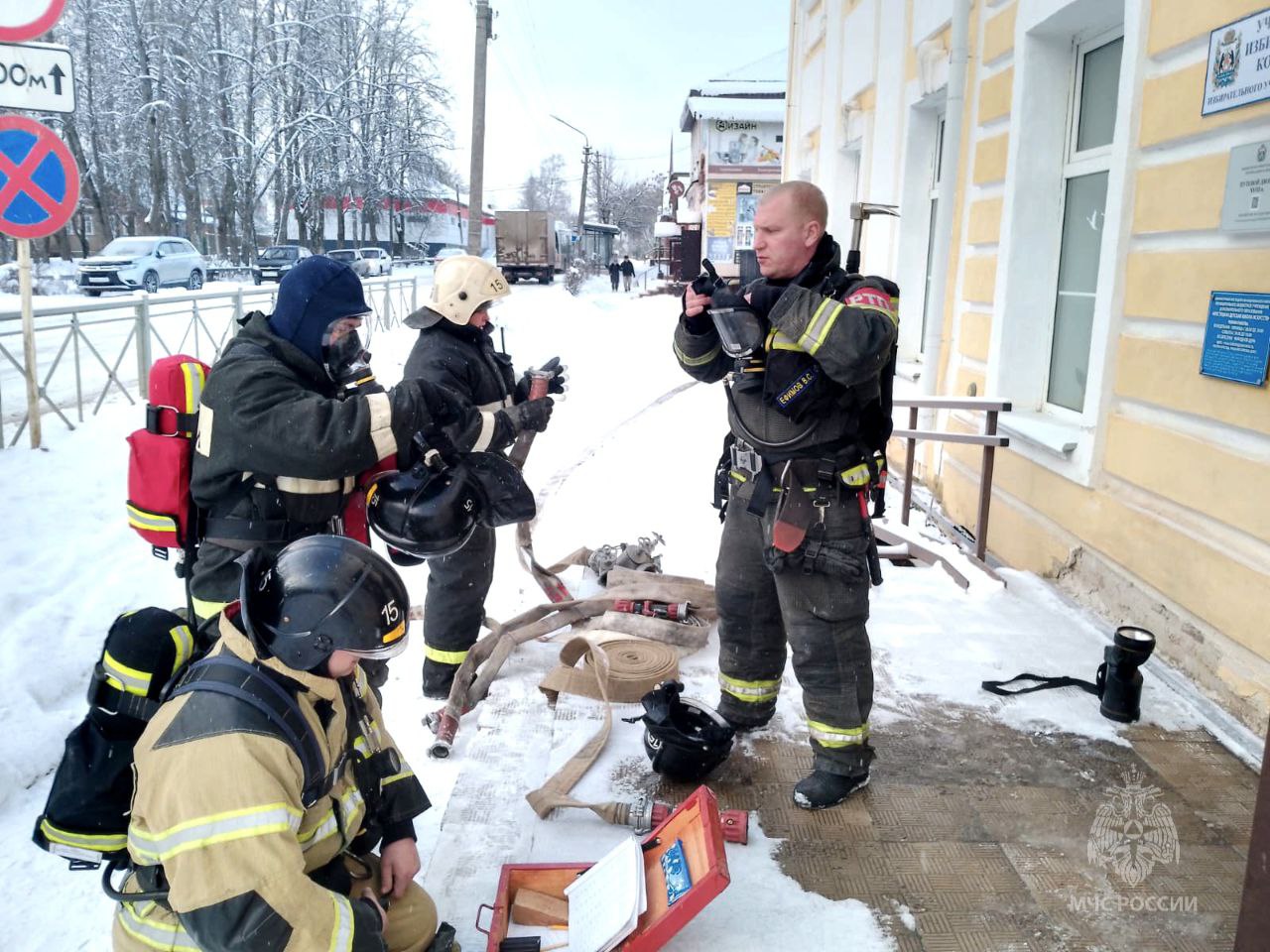 Без тренировки нет сноровки   В Крестцах прошли пожарно-тактические занятия на здании детской школы искусств. По легенде, возгорание произошло на первом этаже. Пожарным надо было не только оперативно ликвидировать огонь, но и спасти  условного пострадавшего из задымлённого помещения.  Целью учений была оценка уровня подготовки и слаженности действий личного состава, а также отработка взаимодействия с администрацией объекта. Добавим, что пожарные расчёты успешно справились с поставленными задачами: цели учений были достигнуты.