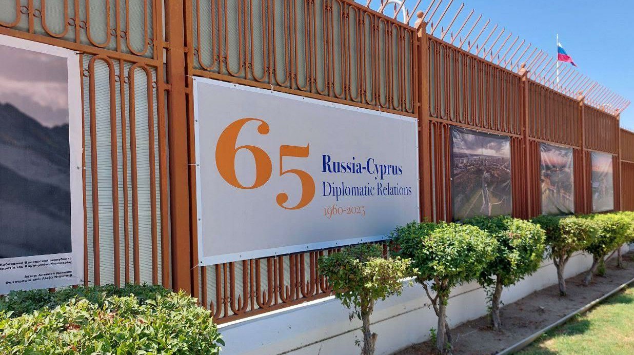 Дипломат посольства РФ на Кипре покончил с собой через день после исчезновения российского олигарха Сотрудник российского посольства на Кипре погиб при невыясненных обстоятельствах посольство отказалось допустить кипрскую полицию к расследованию передает ArbatMedia Тело высокопоставленного дипломата обнаружили в его рабочем кабинете сообщает кипрский телеканал ANT1 По информации журналистов представители дипмиссии не позволили кипрским правоохранителям осмотреть помещение и как утверждается не дали провести полноценные следственные действия Также сообщается что погибший оставил предсмертное письмо Его содержание не раскрывается а сам документ по данным СМИ могли направить в Москву Прислать новость