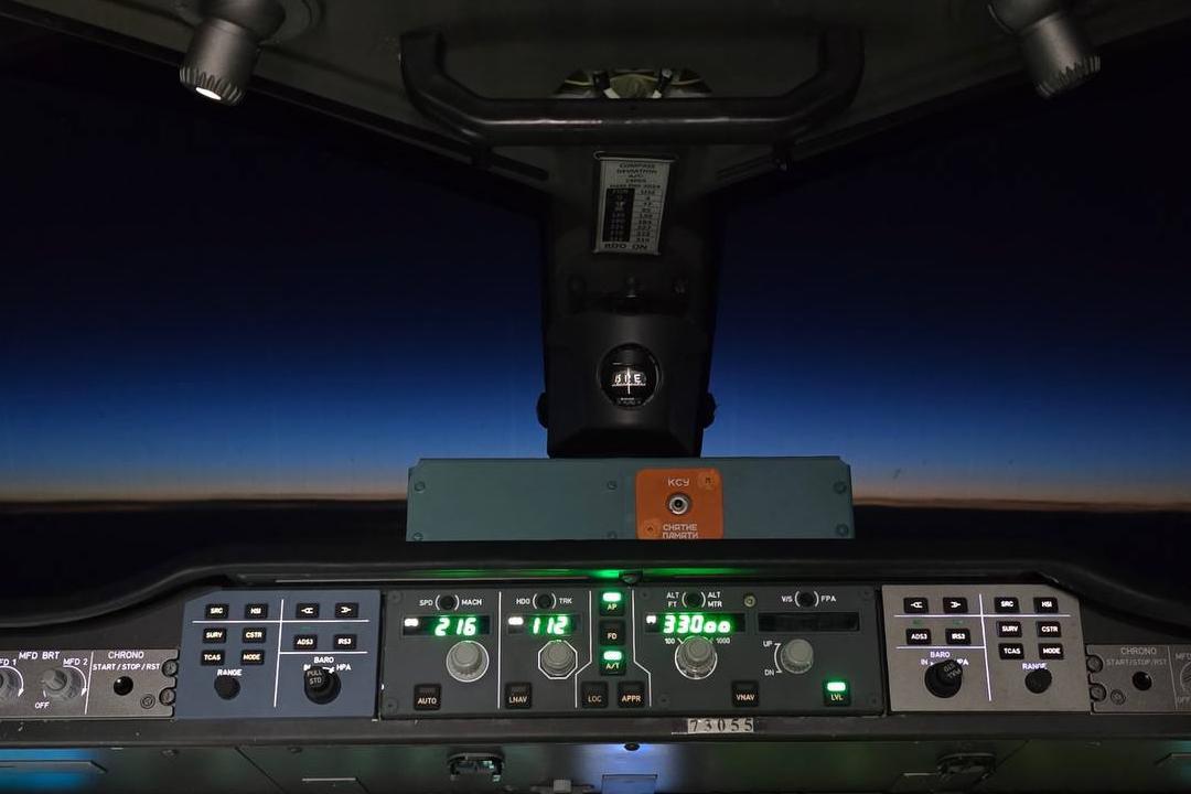 Иркутский лайнер МС 21 успешно сдал навигационный экзамен В рамках сертификационной программы опытный самолет МС 21 310 выполнил полёты из Жуковского в Иркутск и обратно уточнили в Объединенной авиастроительной корпорации Летчики испытатели проверили в воздухе как работает навигационная система которая ориентируется по инерции когда самолет летит не по кругу Также они изучили как работает дальняя радиосвязь В то же время самолёт проходит сертификационные испытания где оценивают его устойчивость и управляемость