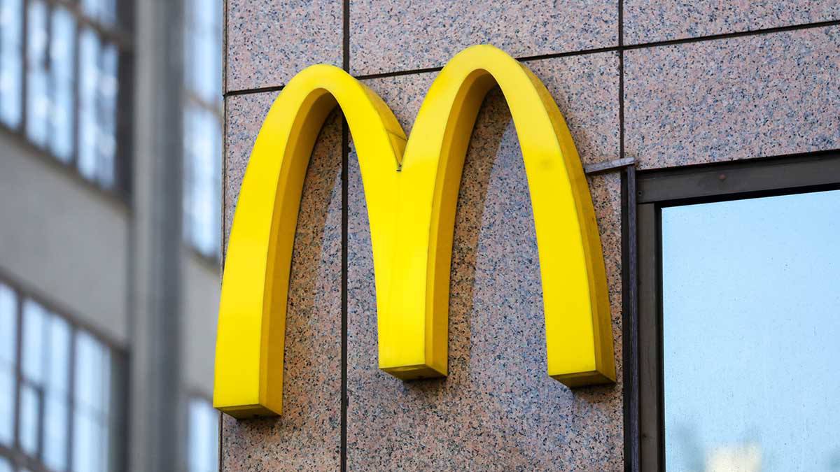 Россияне уже не скучают по IKEA и McDonald s По словам главы центра Валерия Федорова негативные эмоции которые были в 2022 м ушли Люди адаптировались к новым брендам например Вкусно и точка Федоров подчеркнул что покупатели даже настроены настороженно Если вернётесь покупать уже не будем Предавшему веры нет и правда привыкли а можно за всех не решать НЕ МОРГЕНШТЕРН