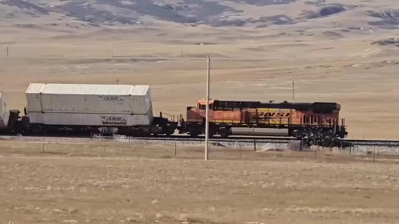 Ураганный ветер опрокинул грузовой поезд в Вайоминге