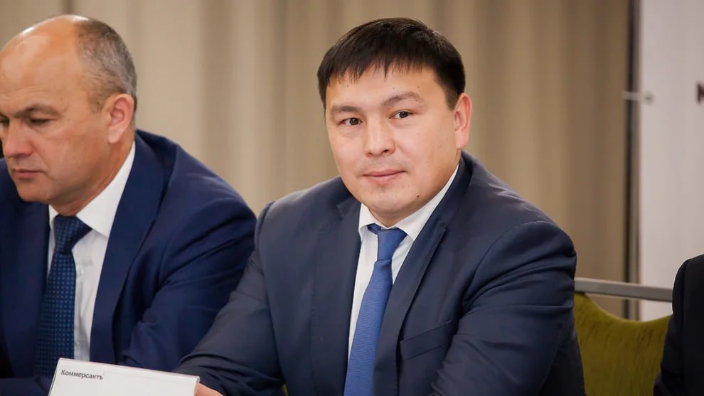 Кировский районный суд Уфы по ходатайству прокуратуры продлил до 16 ноября домашний арест генеральному директору АО «Башкиравтодор» Ильдару Юланову, обвиняемому в мошенничестве в особо крупном размере. До той же даты продлена мера пресечения экс-гендиректору и владельцу ООО «Киви» Иреку Шарипову, обвиняемому в мошенничестве в особо крупном размере, легализации похищенных средств и даче взятки в особо крупном размере — он останется в СИЗО. Фото: Ксения Федорова, Коммерсантъ Подписывайтесь на «Ъ-Уфа» Оставляйте «бусты»