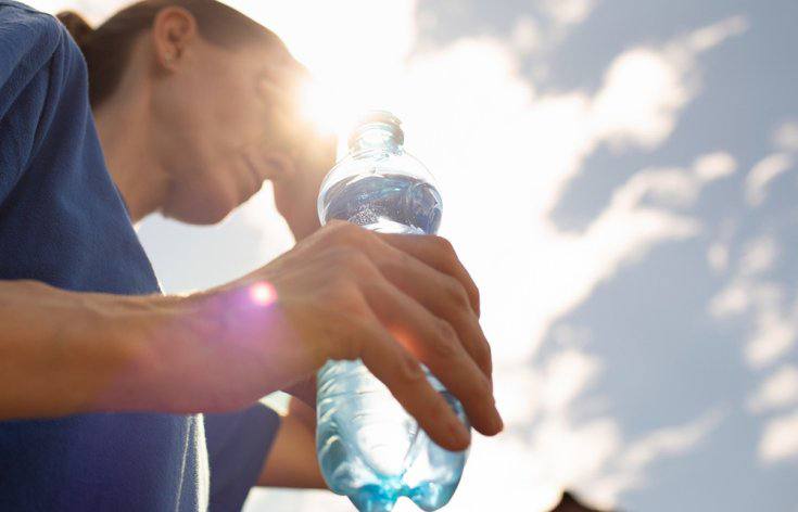 Цифры ВОЗ о росте смертности из за жары сильно завышены Сегодня аномальная жара на планете каждую минуту отнимает жизнь одного человека Такие прямо скажем ошеломительные данные приведены в докладе о влиянии глобального потепления на здоровье Он подготовлен в сотрудничестве со Всемирной организацией здравоохранения ВОЗ 128 экспертами из более чем 70 институтов и агентств ООН Авторы доклада утверждают что в период с 2012 по 2021 годы уровень смертности связанной с аномальной жарой вырос в среднем до 546 тысяч человек в год Это в разы больше чем погибает в военных конфликтах Скажем в 2020 году в 56 конфликтах с участием государств погибли почти 50 тысяч человек А с начала XXI века в войнах погибло около 1 миллиона человек Прокомментировать приведенные данные смертности от глобального потепления РГ попросила академика Владимира Клименко   rg ru 2025 10 30 akademik klimenko prokommentiroval dannye voz o roste smertnosti iz za zhary html tgm Подписаться на Российскую газету в Читать нас в MAX