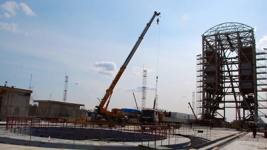 Строитель космодрома «Восточный» погасил долг по налогам в 6,1 млрд рублей Следствие считает, что руководитель ПСО «Казань» внес в налоговые декларации ложные сведения о взаимоотношениях с 20 контрагентами. Компания погасила задолженность по налогам на 6,1 млрд руб. и возместила еще 134 млн руб. ПСО «Казань» — крупнейший застройщик, участвовавший в строительстве объектов Универсиады-2013, стадионов к чемпионату мира по футболу 2018 года, а также подрядчик строительства космодрома «Восточный» по контракту на 4,9 млрд руб. Фото: Коммерсантъ / Павел Кошеленко