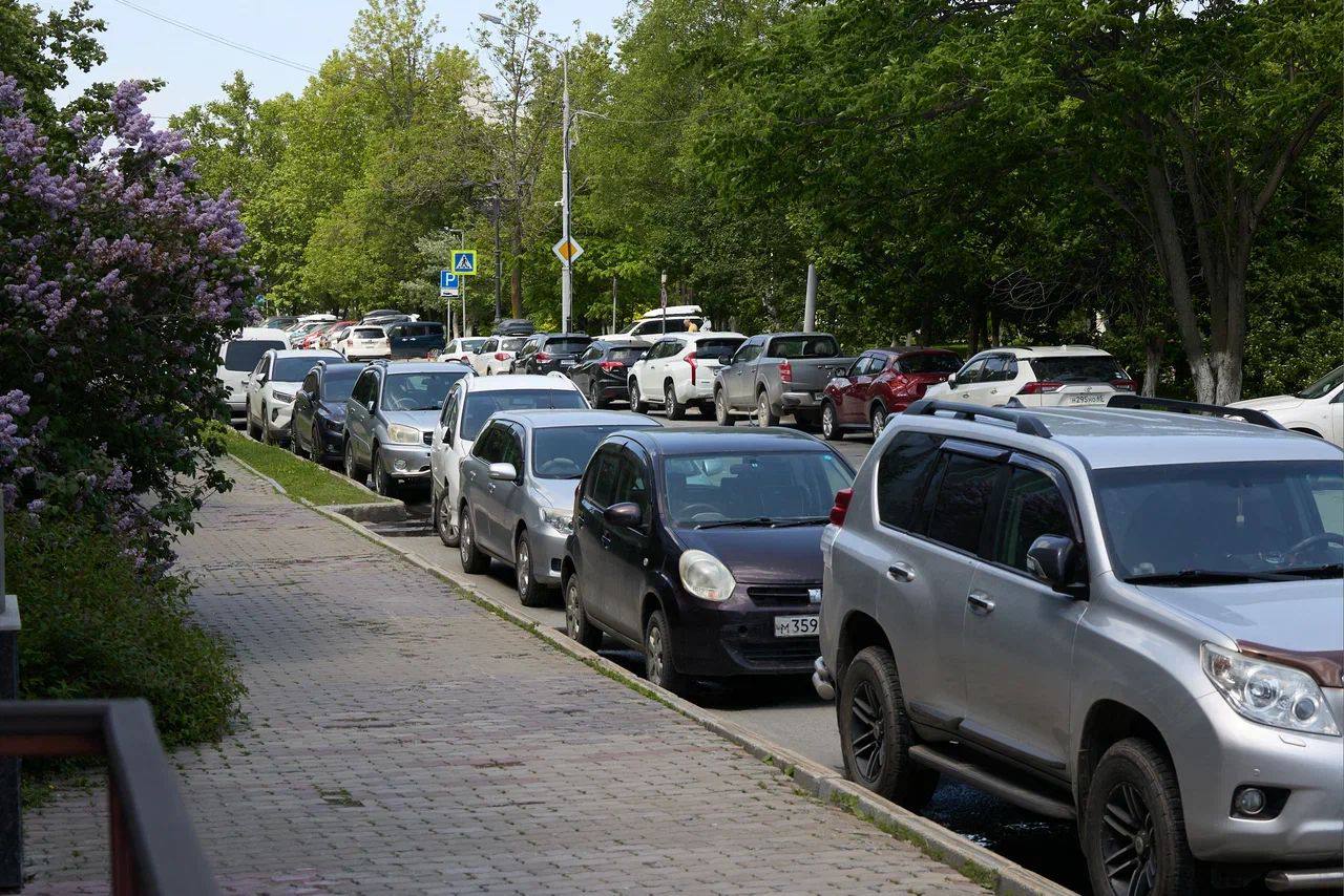 Платную муниципальную парковку впервые обустроят в Южно-Сахалинске  Она расположится на участке улицы Дзержинского от Компроспекта до улицы А. Буюклы. Сейчас там приступают к подготовке инфраструктуры.  Уже провели линию электропередач для подключения камер, а также подготовили основания под два паркомата. Также установлены стойки для дорожных знаков, они появятся перед запуском проекта. В ближайшее время приступят к нанесению разметки. Она будет в синем цвете,  — отметили в мэрии.   Пилотный проект запустят к середине июля. До этого времени парковать транспорт на указанном участке можно как обычно.   ———    :     Прислать нам новость:
