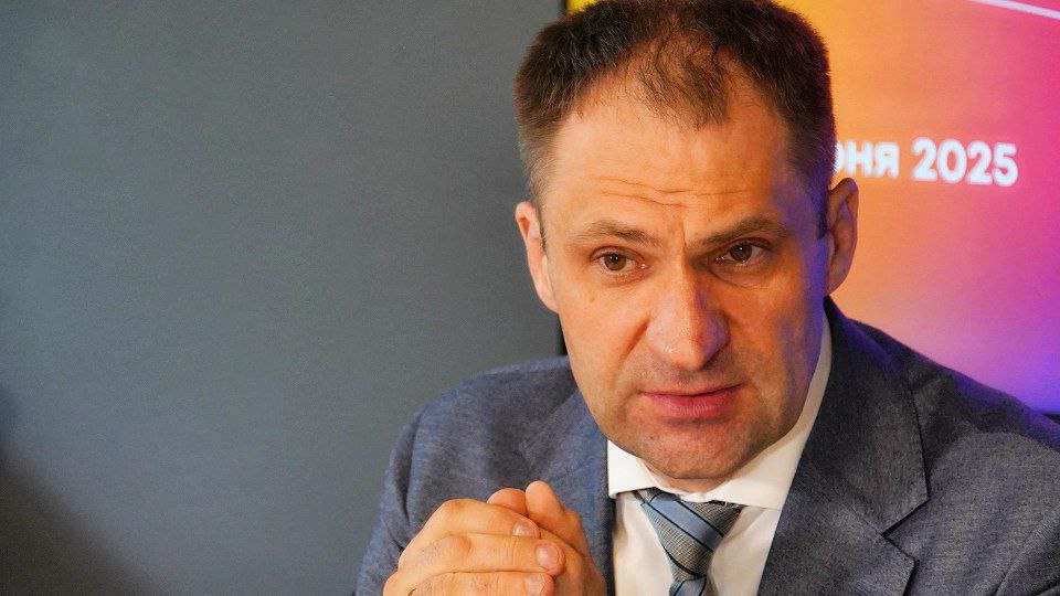 О судьбе второго кампуса УрФУ в Новокольцовском и переезде СУНЦа рассказал на своей первой конференции новый глава Университета Илья Обабков «Планируем провести приемку корпусов второй очереди, это займет 2-3 мес. Учебный год 26-27 планируем начать в новом кампусе», — рассказал он. Лицеисты в следующем учебном году также будут учиться, а иногородние и проживать в Новокольцовском. Здание СУНЦа на улице Данилы Зверева, скорее всего, передадут муниципалитету. Юрий Капустин/ЕАН