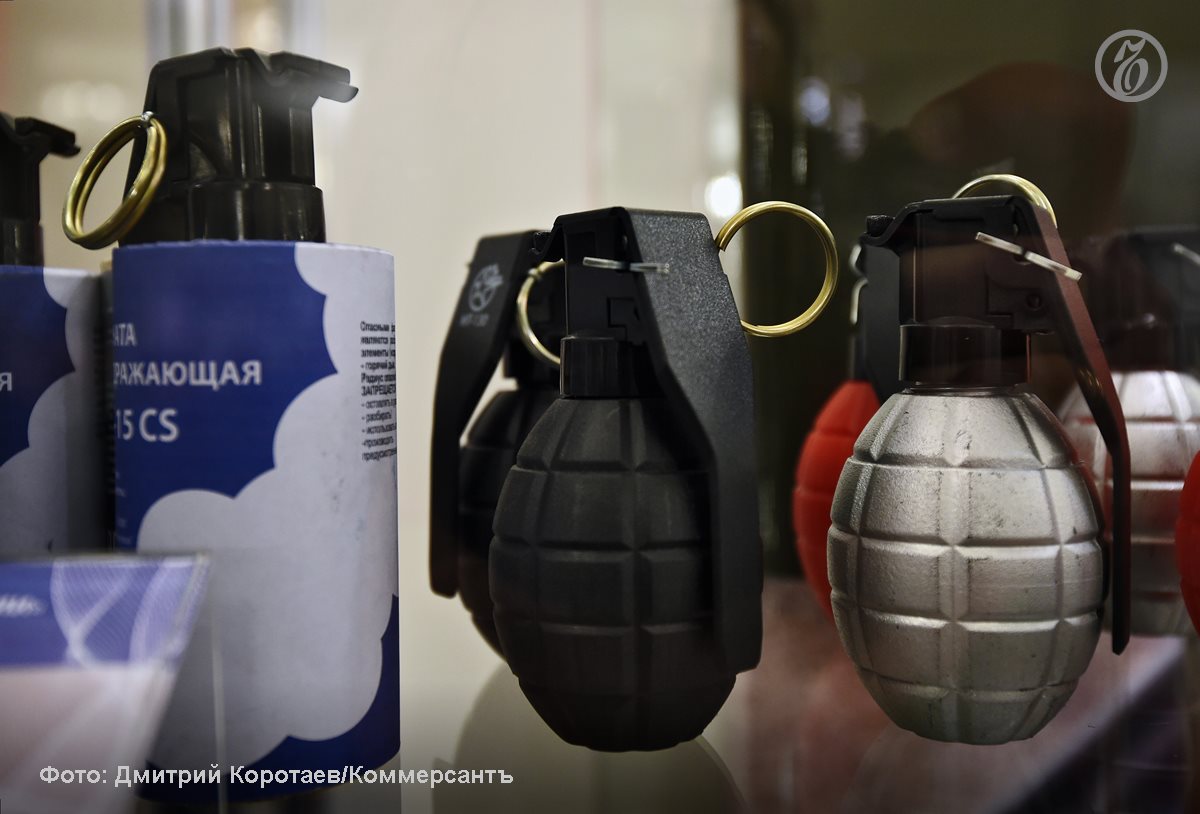 Полиция задержала петербуржца выбросившего гранату в мусорный контейнер Полиция нашла петербуржца который выбросил боеприпас в мусорный контейнер у дома 145 2 по Пискаревскому проспекту сообщает ГУ МВД РФ по Петербургу и Ленобласти Им оказался 45 летний водитель одной из коммерческих компаний По словам задержанного инцидент случился 2 октября когда его родственники при уборке квартиры случайно выбросили гранату Ф 1 вместе с мусором Боеприпас задержанный приобрел еще в 2014 году в другом регионе гранату оперативно вывезли на полигон и уничтожили По факту случившегося полицейское следствие возбудило уголовное дело по ч 1 ст 222 1 УК РФ Незаконные приобретение хранение перевозка или ношение взрывчатых веществ или взрывных устройств kommersant spb