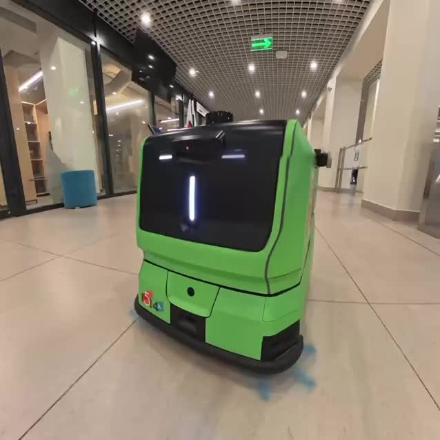 Роботы-уборщики начали работу в московских школах