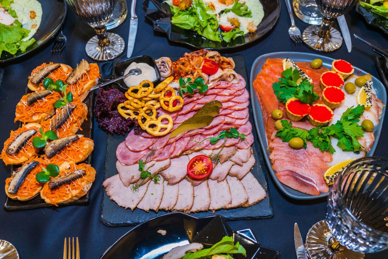 Челябинский главврач дал советы по полезному новогоднему столу В своём блоге он рассказал как сделать новогоднее меню вкусным и при этом не опасным для здоровья Главный врач Челябинской областной клинической больницы 2 Максим Угнивенко поделился простыми рекомендациями по подготовке к праздничному застолью Давайте сделаем небольшие изменения в меню Они могут существенно повлиять на ваше самочувствие Можно ли накрыть праздничный стол так чтобы и вкусно было и для здоровья полезно задаётся вопросом врач В качестве первого совета он предлагает заменить жирное мясо на рыбу или курицу Забудьте про свинину и утку хотя бы на этот раз Лосось на столе произведет не меньшее впечатление Рыба кладезь омега 3 которые помогают снизить давление объясняет Угнивенко Вместо традиционных чипсов и сухариков для перекуса он рекомендует несолёные орехи В них много витаминов и фитостеролов которые препятствуют всасыванию холестерина А ещё лучше поешьте полноценно перед застольем чтобы не набрасываться на еду советует главврач Для приготовления блюд доктор советует отказаться от сливочного масла в пользу оливкового или рапсового А на десерт вместо тяжёлых тортов выбрать фруктовый пудинг с яблоками виноградом или клубникой богатыми полезным пектином Главное умеренность во всём Даже самые полезные продукты в больших количествах могут навредить Пейте больше воды танцуйте общайтесь с близкими и получайте удовольствие от праздника подытожил Максим Угнивенко eugenejut