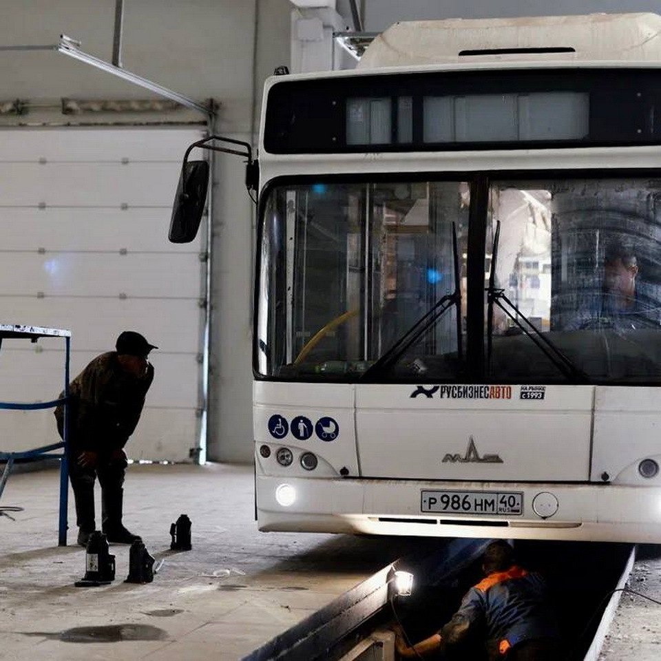 ОРВИ и грипп обострили дефицит водителей автобусов Обнинский перевозчик за неделю отменил 189 рейсов из 4982 Основная причина сезонный рост заболеваемости Сейчас на больничном находятся 20 водителей ОГТ рассказал глава Обнинска Стефан Перевалов Из строя в Обнинске выходят не только водители автобусов но и валидаторы Но эти потери менее значительные Без валидаторов остались только два автобусов Но их скоро починят запчасти уже заказаны