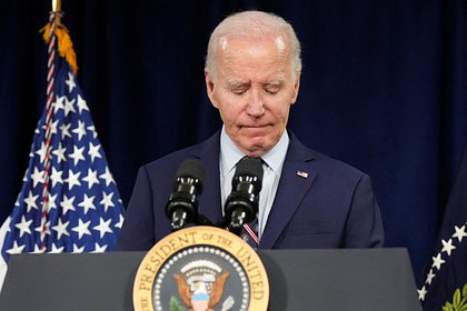 Стало известно о планах команды Трампа обнародовать аудио с правдой о Байдене Команда президента США Дональда Трампа планирует обнародовать интервью с правдой о бывшем американском лидере Джо Байдене. Об этом стало известно изданию Politico. Как поясняется в публикации, речь идет об интервью Байдена со спецпрокурором Робертом Хуром, который назвал экс-президента США «симпатичным пожилым мужчиной с проблемами с памятью». Беседа проводилась в рамках расследования о ненадлежащем хранении секретных документов. По словам приближенного к Трампу адвоката Майка Дэвиса, аудиозапись подтвердит то, «что является одним из крупнейших сокрытий в американской истории». Источники издания сообщили, что соратники Байдена уже начали готовиться к возможной публикации. Однако не уточнятся, какие действия они собираются предпринять в случае обнародования интервью.